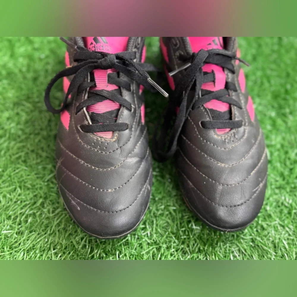 Adidas Black and Pink‎ Athletic Cleats Size 3.5